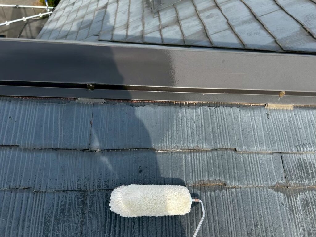 屋根塗装<br />
下塗り<br />
密着を良くするために下塗りを塗布します。<br />
