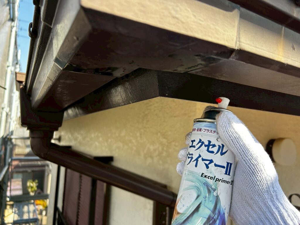 破風板<br />
下塗り<br />
密着を良くするために下塗りを塗布します。<br />

