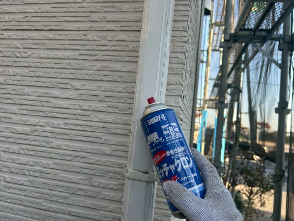 下塗り<br />
密着を更に良くするためにプライマーを塗布します。<br />
<br />
材料：密着強化プライマー