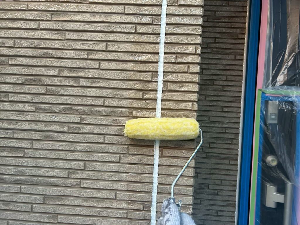 外壁塗装<br />
下塗り<br />
<br />
材料：ハイパーシーラーエポ