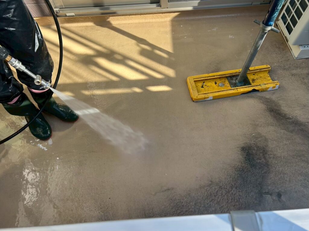 高圧洗浄からスタートになります。