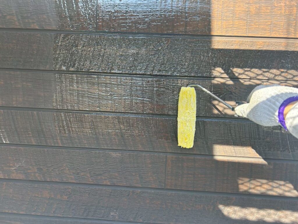 アクセント外壁<br />
下塗り<br />
密着を良くするためにプライマーを塗布します。<br />
<br />
材料：ハイパーシーラーエポ