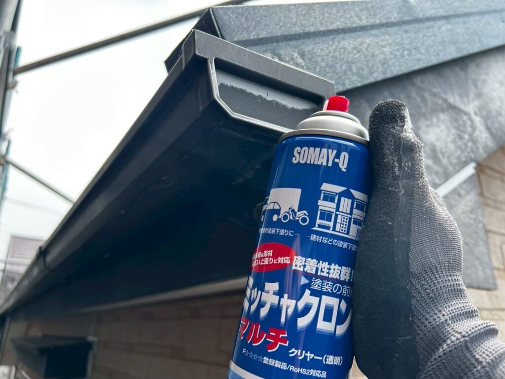 下塗り<br />
密着を良くするためにプライマーを塗布します。<br />
<br />
材料:密着強化プライマー<br />
<br />
