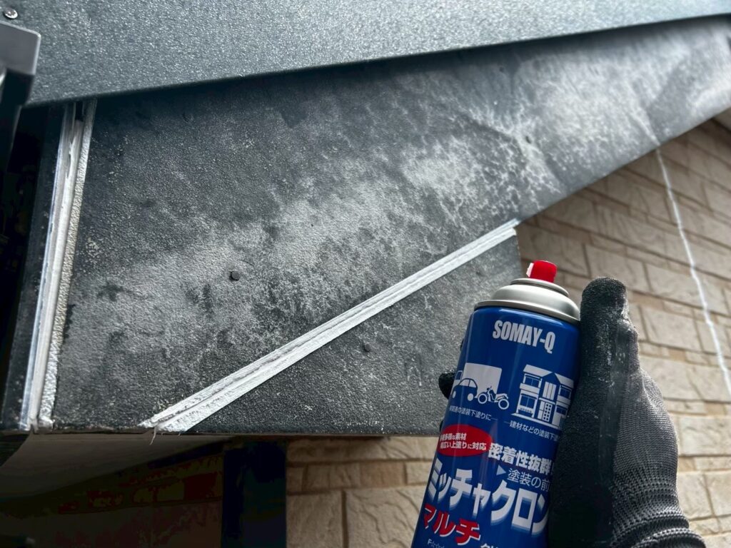 下塗り<br />
密着を良くするためにプライマーを塗布します。<br />
<br />
材料:密着強化プライマー