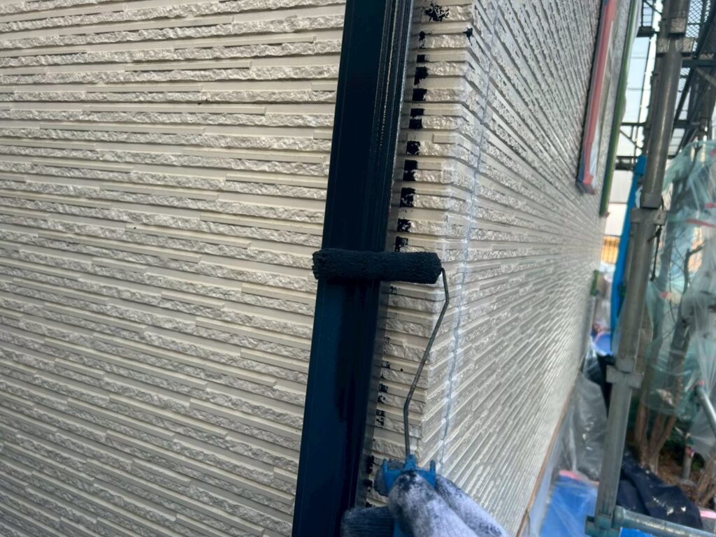 中塗り<br />
仕上げ塗料での1回目の塗装<br />
<br />
材料：プレミアム無機マイルド