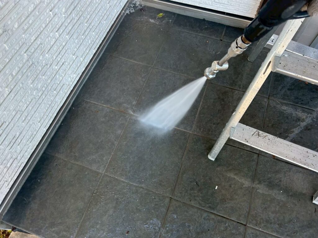 高圧洗浄からスタートになります。