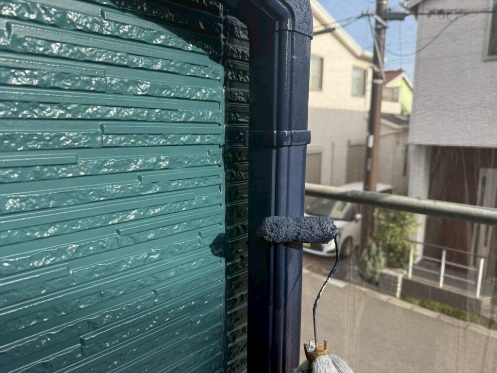 上塗り<br />
仕上げ塗料での2回目の塗装<br />
<br />
材料：プレミアム無機マイルド