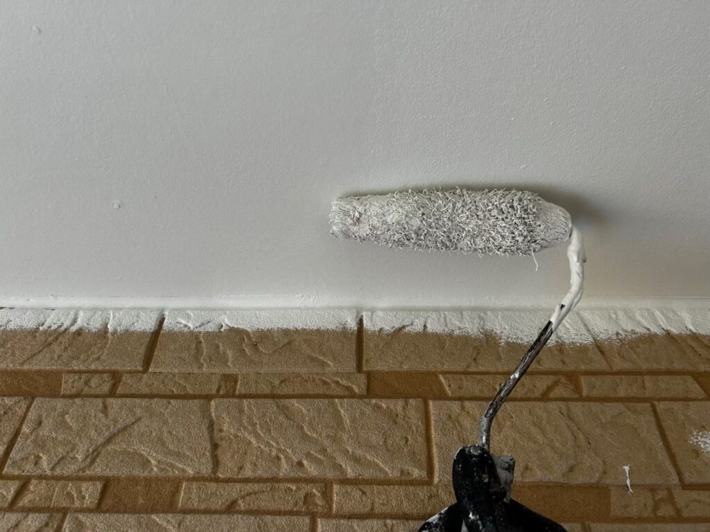 軒天塗装２回目<br />
湿気が蓄積しやすい場所なので防カビ塗料を使用しました。<br />
<br />
材料:ケンエースGⅡ