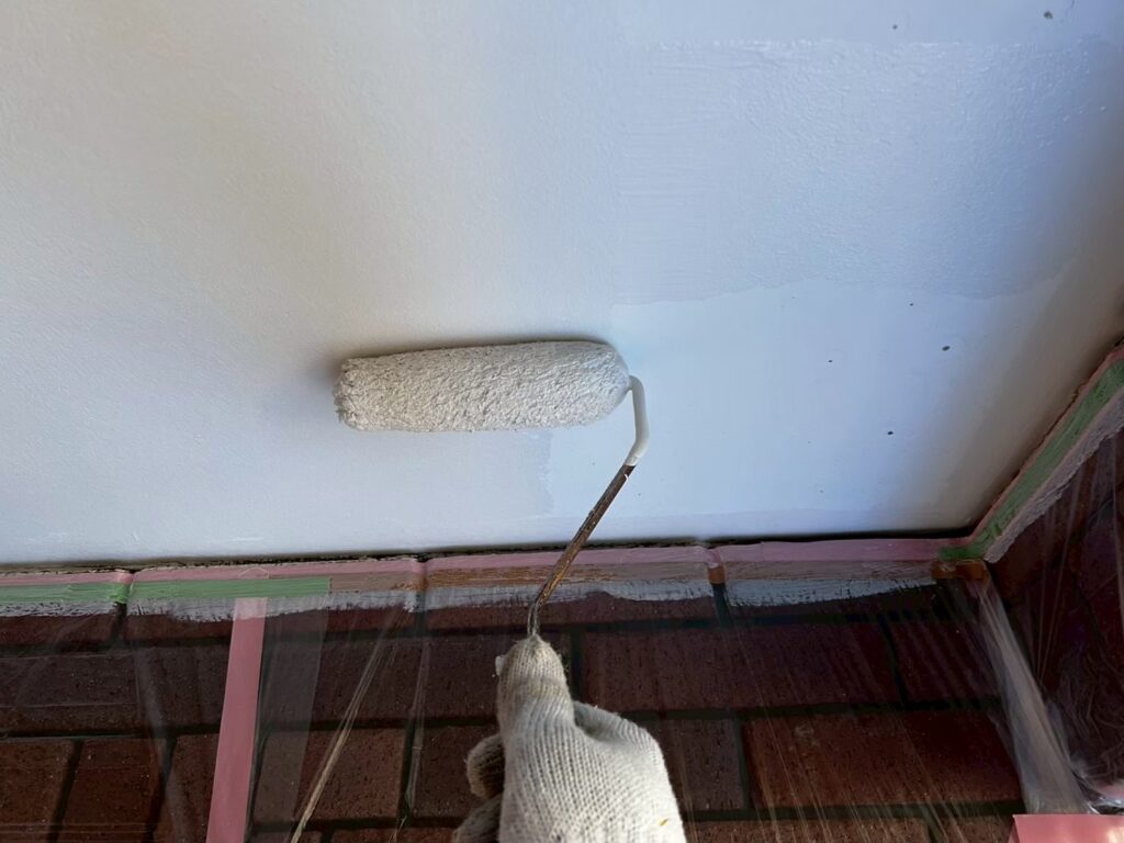 軒天塗装１回目<br />
湿気が蓄積しやすい場所なので防カビ塗料を使用しました。