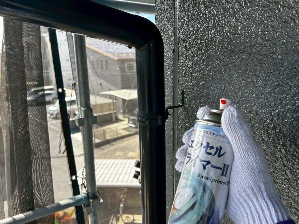 下塗り<br />
剥離、剥がれ防止のためにプライマーを塗布します。<br />
<br />
材料：密着強化プライマー