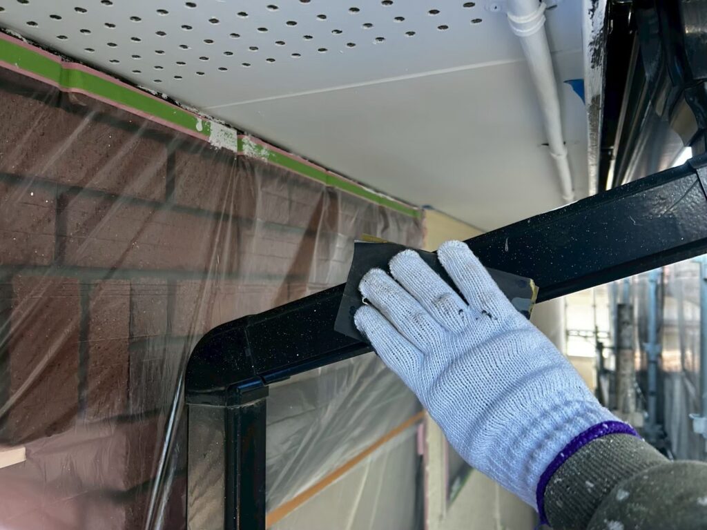 雨樋<br />
ケレン<br />
密着性を良くするための大事な工程です。