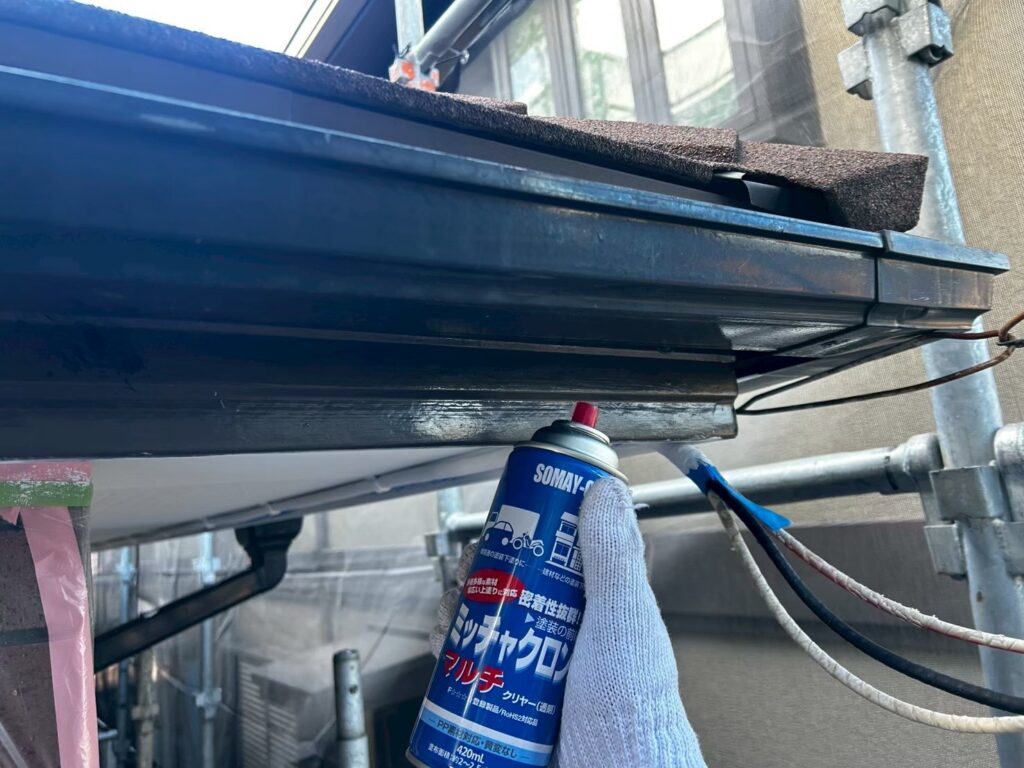 下塗り<br />
さらに密着を良くするためにプライマーを塗布します。<br />
