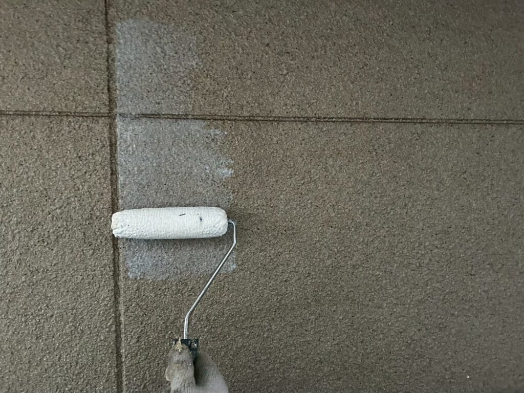 外壁下塗り<br />
密着を良くするためにプライマーを塗布します。<br />
<br />
