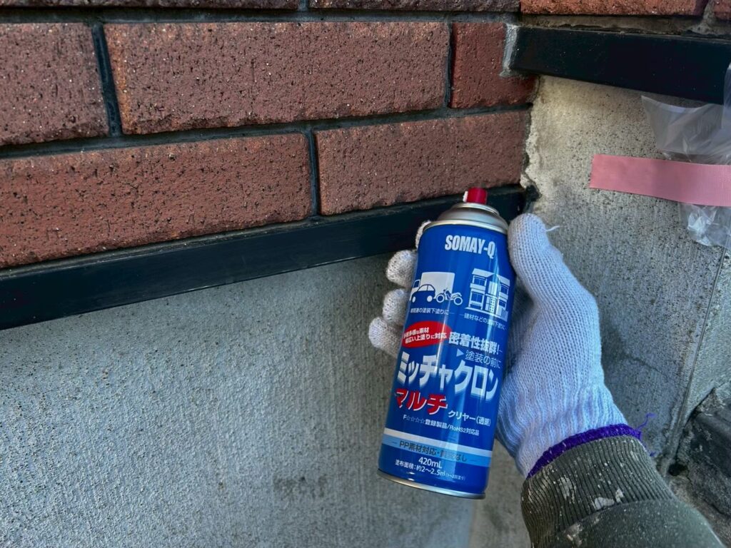 下塗り<br />
さらに密着を良くするために錆止めを塗布します。<br />
