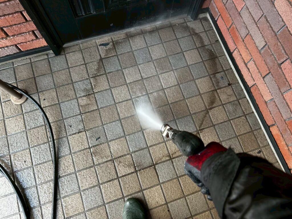 高圧洗浄からスタートになります。