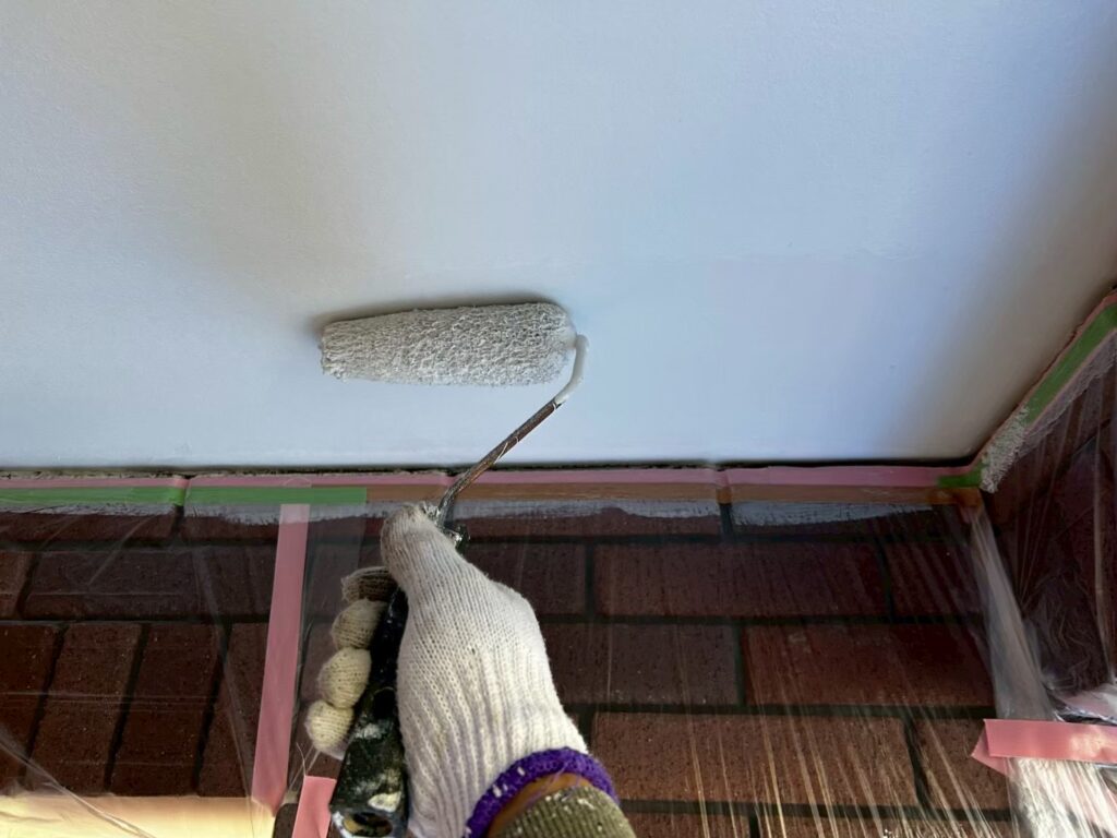 軒天塗装２回目<br />
湿気が蓄積しやすい場所なので防カビ塗料を使用しました。