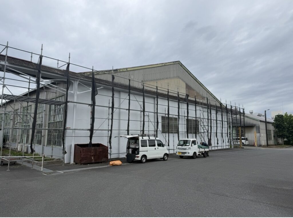 立川市高松町｜倉庫の大扉塗装 サビをサンダーケレン＋つや消しシリコン【幅27m・費用85万円・工期5日】